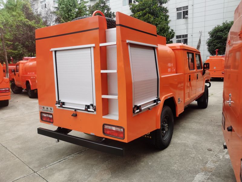 1.5噸四驅雙排森林滅火消防灑水車